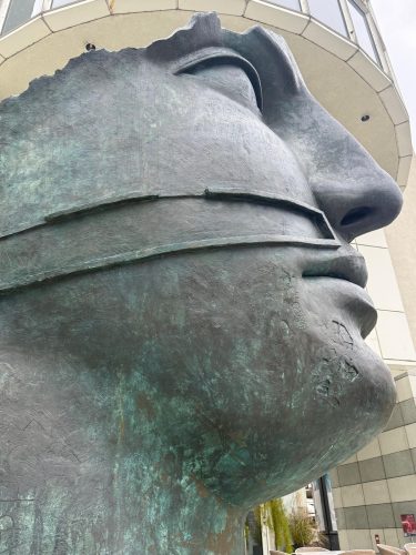 Rekordowa rzeźba Igora Mitoraja w&nbsp;Warszawie